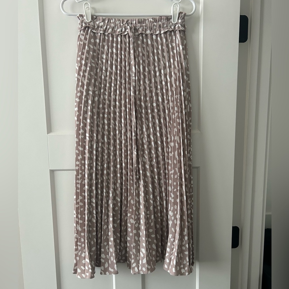 Elegant Polka Dot Pleated Skirt - Picture 2 of 7